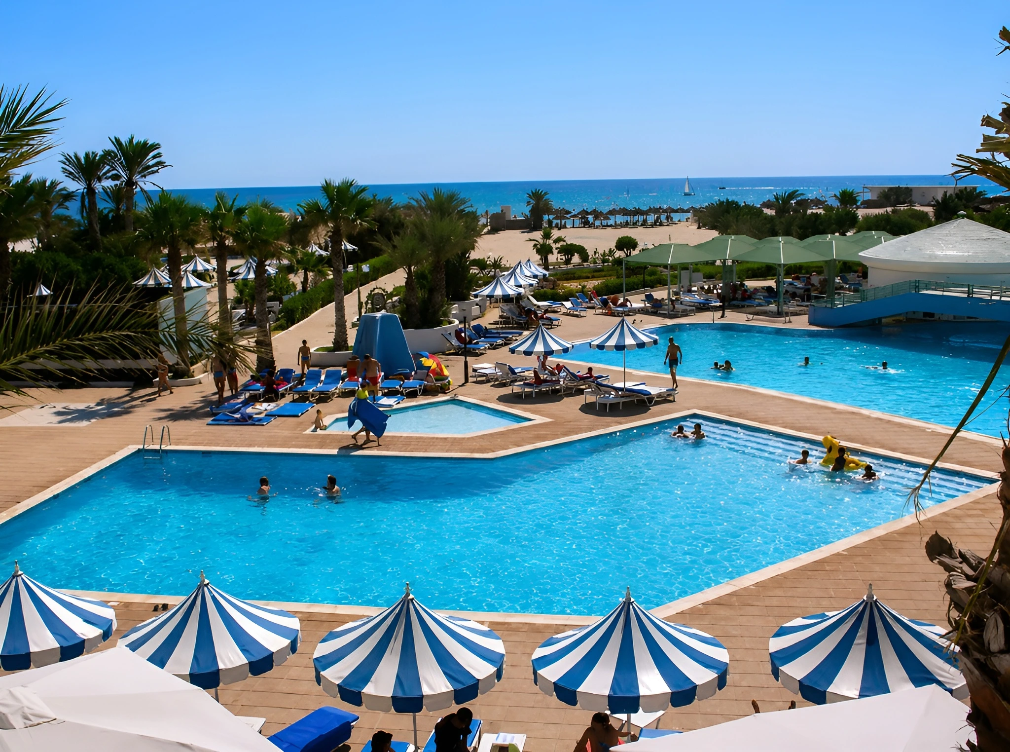Façade rénovée, Hôtel Abou Nawas Djerba